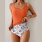 👙🌸 Tankini-zwempak met bloemenprint en hoge taille voor dames – buikcorrigerend, bescheiden bedekking, verstelbare bandjes, uitneembare vullingen. Perfect voor het strand, het zwembad en de huwelijksreis! 🌊💕☀️