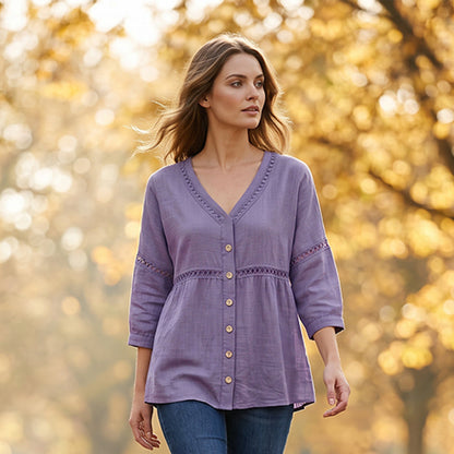 Damesblouse met V-hals, kanten rand en knopen