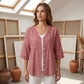Damesblouse met V-hals, kanten rand en knopen