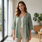 Damesblouse met V-hals, kanten rand en knopen