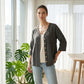 Damesblouse met V-hals, kanten rand en knopen