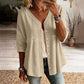 Damesblouse met V-hals, kanten rand en knopen