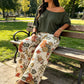 Tweedelige set voor dames: top met blote schouders en broek met print