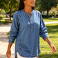 Losvallend denimshirt met V-hals voor dames