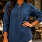 Losvallend denimshirt met V-hals voor dames