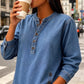 Losvallend denimshirt met V-hals voor dames