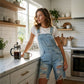 🩳 TIJDELIJKE AANBIEDING: 50% KORTING! 💥 Distressed denim-overallshorts voor dames – gescheurd ontwerp, meerdere zakken, casual ✨
