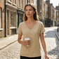 👕☀️🌿 TIJDELIJKE AANBIEDING: 50% KORTING! Dames-T-shirt met V-hals voor de zomer – Zachte, ademende en lichte katoenmix – Perfect voor ontspannen dagen, boodschappen of relaxte weekendochtenden 🌸😌