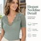 Dames-top met V-hals, korte mouwen en kanten details in slim-fit pasvorm