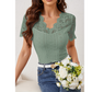 Dames-top met V-hals, korte mouwen en kanten details in slim-fit pasvorm