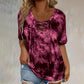 T-shirt met V-hals en vetersluiting voor dames, in tie-dye-stijl