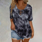 T-shirt met V-hals en vetersluiting voor dames, in tie-dye-stijl