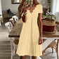 👗Topkeuze – Jurk met V-hals en gaatjespatroon, afgewerkt met geschulpte rand – Lichtgewicht en romantisch, ideaal voor tuinfeesten of een brunch 🌿