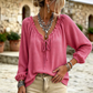 Loszittende damesblouse met ruches en strik in de hals