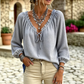 Loszittende damesblouse met ruches en strik in de hals