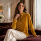 Elegant fluwelen damesmodel met V-hals