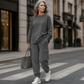 Set bestaande uit een casual dames-top met ronde hals en een cargobroek