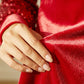 Elegante damesjurk met gedrapeerde halslijn en paillettenmouwen