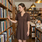 Elegante damesjurk met pofmouwen en V-hals