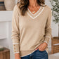 Elegant gebreid dames shirt met V-hals en contrastdetail