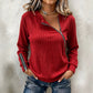 Damesgebreide top met ribstructuur en asymmetrische rits