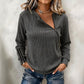 Damesgebreide top met ribstructuur en asymmetrische rits