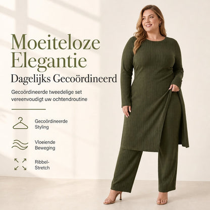 Twee delige set voor dames van gebreid ribstof met lange mouwen, tuniek met hoge split en bijpassende broek