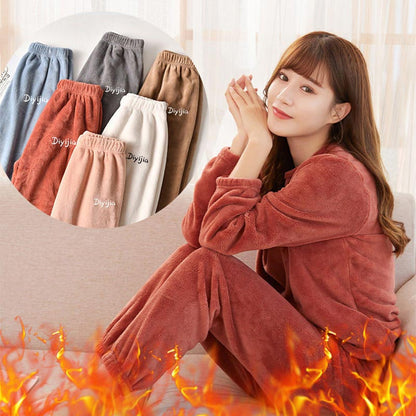 Loszittende, warme pyjamaset voor dames van zacht koraalkleurig pluche